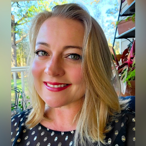 Meet your Posher, Lisa - Picture 1 of 1